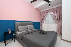 une chambre avec un lit et une fenêtre dans l'établissement FAMILY Unit Emerald Avenue 5-06, à Brinchang