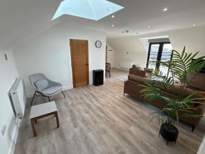 ein Wohnzimmer mit einer Couch und einem Sessel in der Unterkunft Penthouse 2 bed 1 bathroom property in centre in Abingdon