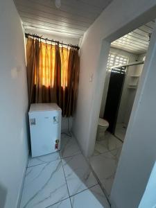 um pequeno banheiro com chuveiro e vaso sanitário em Pousada Dois Irmãos em Fernando de Noronha