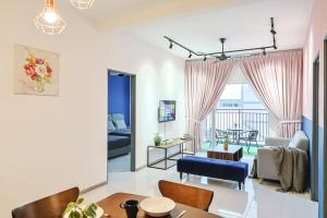 un salon avec un canapé et une table dans l'établissement FAMILY Unit Emerald Avenue 5-06, à Brinchang