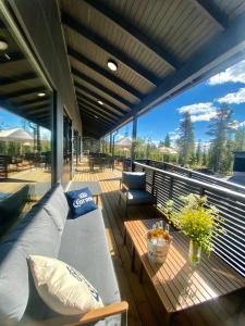 eine Terrasse mit einem Sofa und einem Tisch auf einer Terrasse in der Unterkunft Ruka Trek Gasthaus & Hard Trek Café in Kuusamo + 8 Fotos
