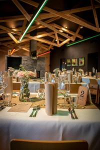 ein Tisch mit einer weißen Tischdecke mit Weingläsern in der Unterkunft Ruka Trek Gasthaus & Hard Trek Café in Kuusamo