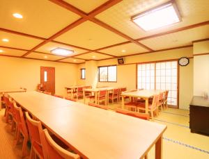 野沢温泉村にある四季の宿　河達の机と椅子と時計のある教室 +31枚の写真