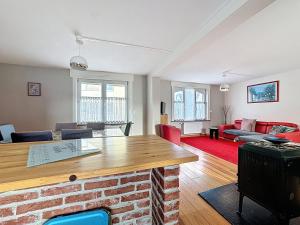 ブレ・デューンにあるVilla 363 - Détente en bord de Merのテーブルとソファのあるリビングルーム