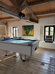 een pooltafel in een kamer met een plafond bij Le loft in Croix-Chapeau +6 foto's