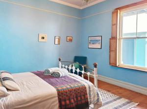 Ένα ή περισσότερα κρεβάτια σε δωμάτιο στο La Rochelle Heritage Beach House