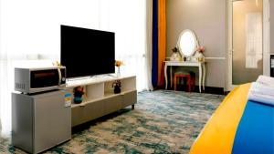 Μια τηλεόραση ή/και κέντρο ψυχαγωγίας στο Dancenter Hotel Near Jeddah Airport