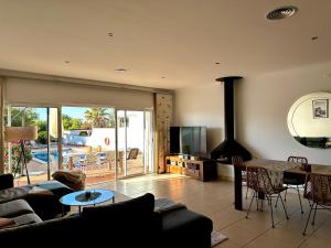 een woonkamer met een bank en een open haard bij Burgau Sea View, Beach & Pool Villa in Budens