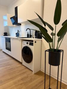 eine Küche mit einer Waschmaschine und einer Anlage in der Unterkunft Urban Home in Hannover