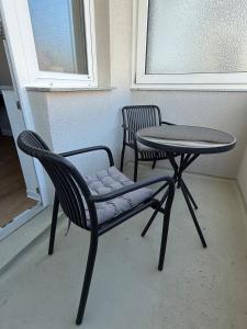 2 Stühle, einen Tisch, einen Tisch und einen Stuhl in der Unterkunft Urban Home in Hannover