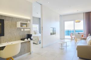 TV a/nebo společenská místnost v ubytování ESTIMAR Calpe Suitopia