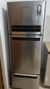 ein Edelstahlkühlschrank in einer Küche in der Unterkunft Studio Apartment - 4pax - Hiranandani Estate in Thane