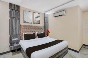 um quarto com uma cama grande em um quarto em Townhouse Central Prayagraj Bus Terminal Formerly Amba Palace em Civil Lines