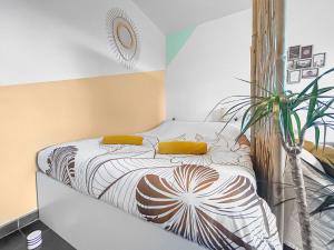 Кровать или кровати в номере Fabron studio et Résidence de Luxe avec Piscine +26 фотографий