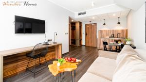 un salon avec un canapé et une table dans l'établissement Wonder Hill - apartamenty z klimatyzacją, balkonami lub trasami, à Sosnówka