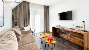 un salon avec un canapé et une table dans l'établissement Wonder Hill - apartamenty z klimatyzacją, balkonami lub trasami, à Sosnówka 13 autres photos