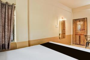 een slaapkamer met een bed en een raam bij Hotel O Arambol Beach Formerly Hakuna Matata in Arambol