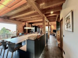 Kuchyň nebo kuchyňský kout v ubytování Chalet Sequoia, pour 14, familial, cozy, tout confort