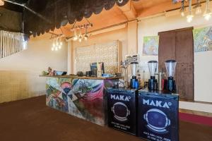 アランボールにあるHotel O Arambol Beach Formerly Hakuna Matataのカウンターのある部屋のカウンターsidx sidx