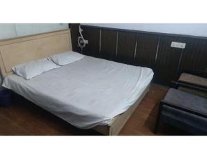 Ένα ή περισσότερα κρεβάτια σε δωμάτιο στο Maharaja Palace,Agra