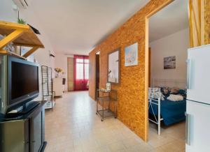 TV a/nebo společenská místnost v ubytování Villa Tramonto Ionico Torre Lapillo