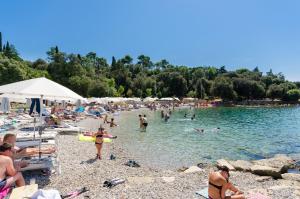 een groep mensen op een strand in het water bij Apartments Biserka in Štanga +19 foto's