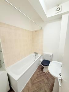 Ένα μπάνιο στο The Cozy Settle Stay , Relax and Unwind