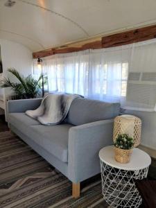 Posezení v ubytování Rustic Bus Accommodation Perfect for Glamping in Missouri