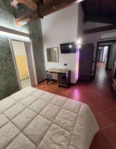 a bedroom with a bed and a desk in a room at La Murata da Pedro in Coppito