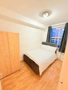 Ένα ή περισσότερα κρεβάτια σε δωμάτιο στο The Cozy Settle Stay , Relax and Unwind