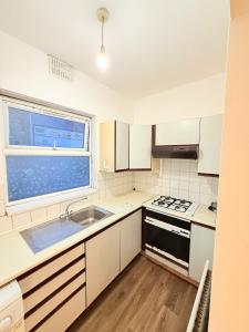 Η κουζίνα ή μικρή κουζίνα στο The Cozy Settle Stay , Relax and Unwind