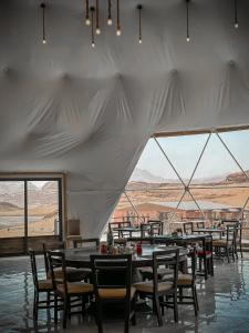 Εστιατόριο ή άλλο μέρος για φαγητό στο BUBBLES LUXURY CAMp & BUBBLES ROOM