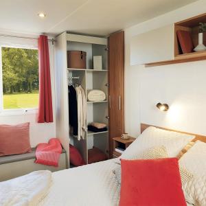 een slaapkamer met een bed en een raam bij Mobil Home 40m2, Bonne Anse Siblu 4 étoiles in Les Mathes