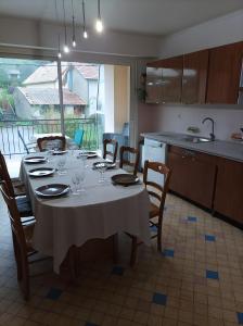 a dining room with a table and a kitchen at Appartement Détente in Chamole