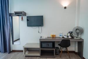 Un televizor și/sau centru de divertisment la Indra Hotel Ipoh