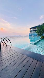 une piscine avec un bâtiment dans l'eau dans l'établissement Pearl Suites At The Manor Kuala Lumpur, à Kuala Lumpur