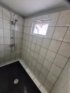 Un baño con ducha y ventana. en Gite chez Matos 3 chambres, en Cellettes 16 fotos más