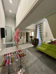 a living room with a green couch and a table at Donnalbina 7 The Fresh BB in Naples