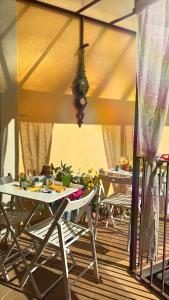 Tienda con mesas y sillas en una habitación en Incanto d'Aci, en Acireale