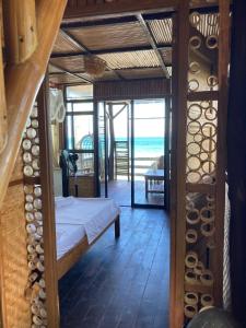 Postel nebo postele na pokoji v ubytování Amami Beachfront Bungalows & Villa + 45 fotografií