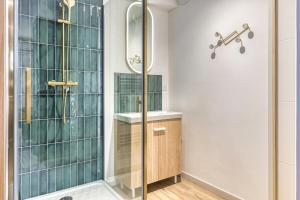 ein Badezimmer mit Dusche und Waschbecken in der Unterkunft Love Room The perfect accommodation for a romantic getaway cozy and intim in Sotteville-lès-Rouen