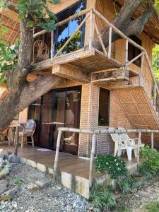 Balkón nebo terasa v ubytování Amami Beachfront Bungalows & Villa