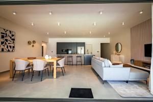 sala de estar y cocina con mesa y sofá en Appart ' AZURA, en Grand Baie 24 fotos más