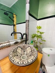 Un baño con lavabo e inodoro en Dar Minel- Deine Wohlfühloase mit Garten und Sonnenterasse, en Zaouit Massa