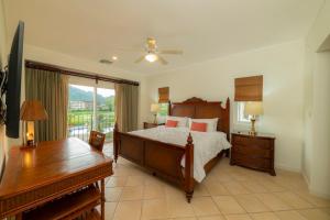 ein Schlafzimmer mit einem Bett und einem Klavier in der Unterkunft Del Mar 4G 3 bdr Garden View in Los Suenos in Herradura + 37 Fotos