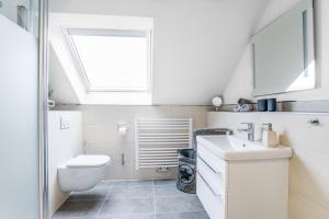 NickenichFerienwohnungen Pellenzblick - Wohnen auf Zeit -的带马桶和水槽的浴室 更多47张照片