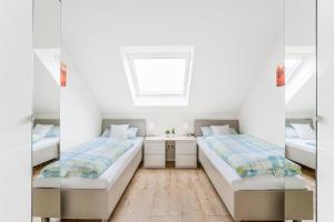 NickenichFerienwohnungen Pellenzblick - Wohnen auf Zeit -的有两张床和一扇窗户的卧室