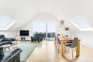 NickenichFerienwohnungen Pellenzblick - Wohnen auf Zeit -的带桌椅的客厅