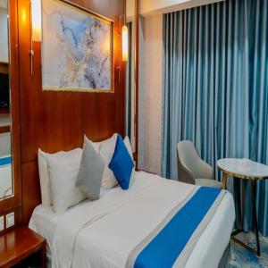 Ένα ή περισσότερα κρεβάτια σε δωμάτιο στο Sunday Hotel Kingdom Towers Formerly Warwick Al Dabab Hotel