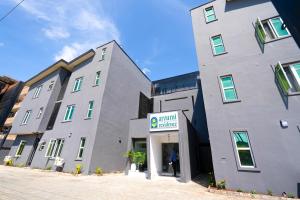 レッキにあるArzumiの正面入口付きの建物